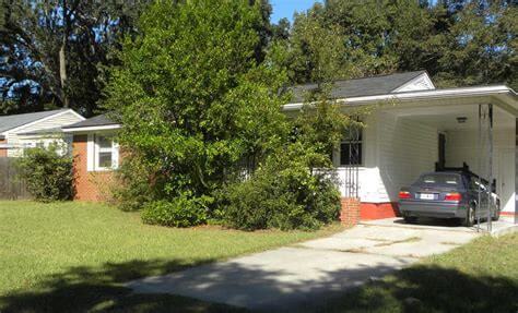 outside of Forrest and Alice's home